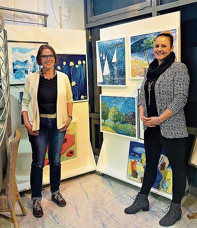 Atelier-Galerie: Erna Hofmann (l.) in ihrer neuen Lokalität, Tochter Estelle Hofmann unterstützte sie während der Vernissage. Foto: Cornelia Felber