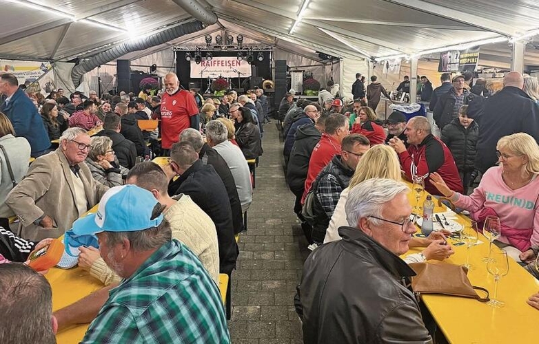 Im Festzelt: Die Gäste genossen das gemütliche Beisammensein.
