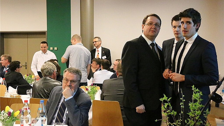 Verdoppeln Spende: Marc Scherrer, Daniel Fiechter, Martin Schindelholz (v.r.) und der Rest des Vorstandes geben die Spende weiter. Foto: Gini Minonzio 