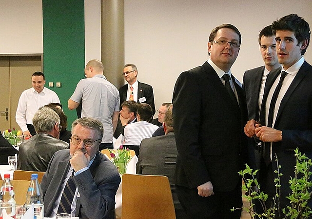 Verdoppeln Spende: Marc Scherrer, Daniel Fiechter, Martin Schindelholz (v.r.) und der Rest des Vorstandes geben die Spende weiter. Foto: Gini Minonzio 