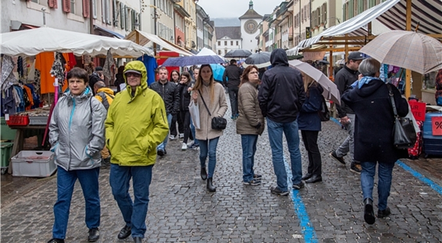 Marktgerecht angezogen: Mit Windjacke oder Schirm.
