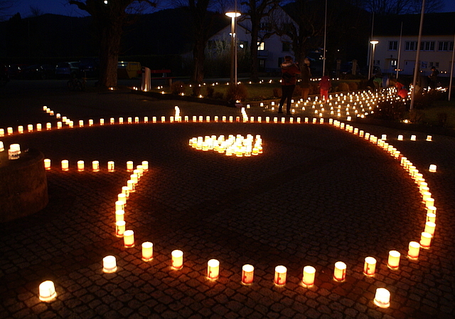 Aktion «Eine Million Sterne»: Kerzenteppich auf dem Kirchenplatz Oberkirch. Fotos: Jürg Jeanloz