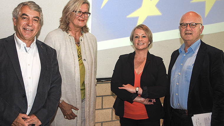 Diskutierten über die Position der Schweiz und der jungen Schweizer in Europa (v. l.): Konrektor Reinhard Straumann, Österreichs Botschafterin Ursula Plassnik, Nationalrätin Elisabeth Schneider-Schneiter und der Historiker Georg Kreis.   Foto: Bor