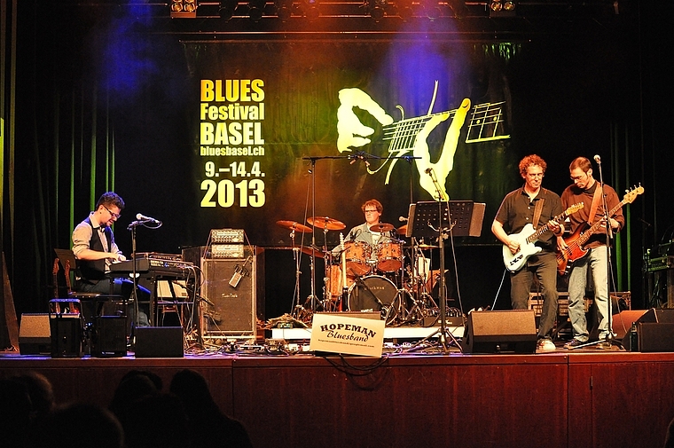 Bespielen die Bühne vor der Schreinerei Wenger: Die Hopeman Bluesband aus Lörrach. Foto: ZVG