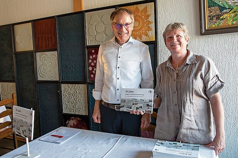 Resultat von aufwendigen Recherchen: Präsident Dieter Künzli und Stéphanie Erni präsentieren das neue Werk. Foto: Martin Staub