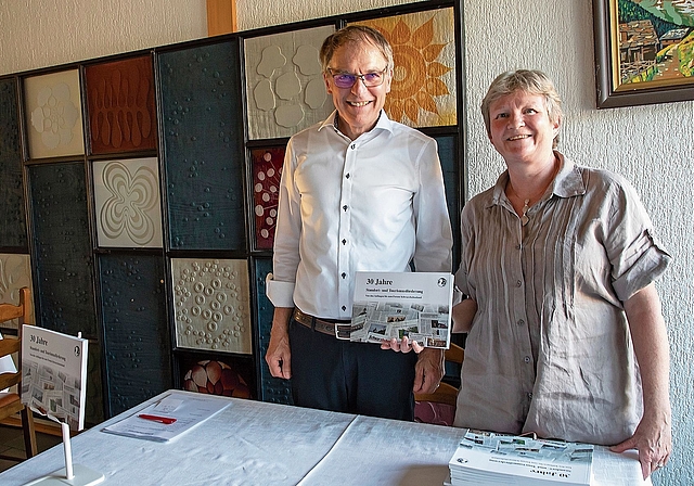 Resultat von aufwendigen Recherchen: Präsident Dieter Künzli und Stéphanie Erni präsentieren das neue Werk. Foto: Martin Staub