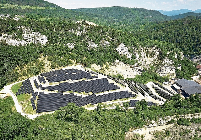 Eine imposante Anlage: Drohnenaufnahme der PV-Anlage «Hinterm Chestel» auf der ehemaligen Kehrichtdeponie der Kelsag in Liesberg. Foto: Christian Aeberhard