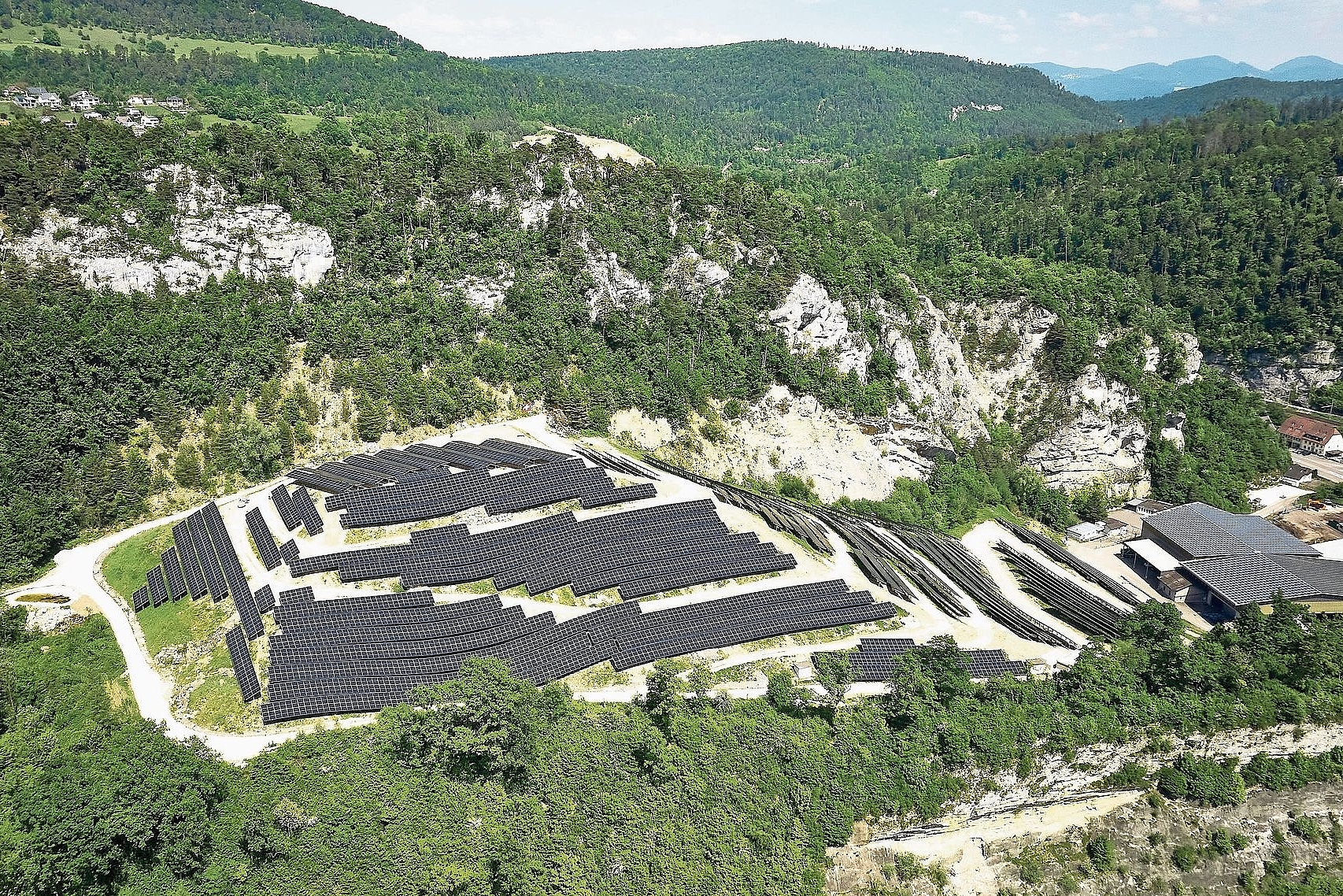 Eine imposante Anlage: Drohnenaufnahme der PV-Anlage «Hinterm Chestel» auf der ehemaligen Kehrichtdeponie der Kelsag in Liesberg. Foto: Christian Aeberhard Eine imposante Anlage: Drohnenaufnahme der PV-Anlage «Hinterm Chestel» auf der ehemaligen Kehrichtdeponie der Kelsag in Liesberg. Foto: Christian Aeberhard
