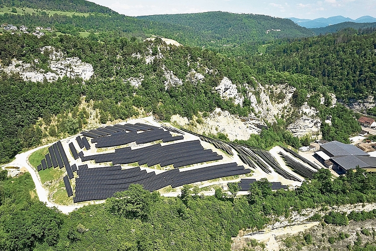 Eine imposante Anlage: Drohnenaufnahme der PV-Anlage «Hinterm Chestel» auf der ehemaligen Kehrichtdeponie der Kelsag in Liesberg. Foto: Christian Aeberhard Eine imposante Anlage: Drohnenaufnahme der PV-Anlage «Hinterm Chestel» auf der ehemaligen Kehrichtdeponie der Kelsag in Liesberg. Foto: Christian Aeberhard