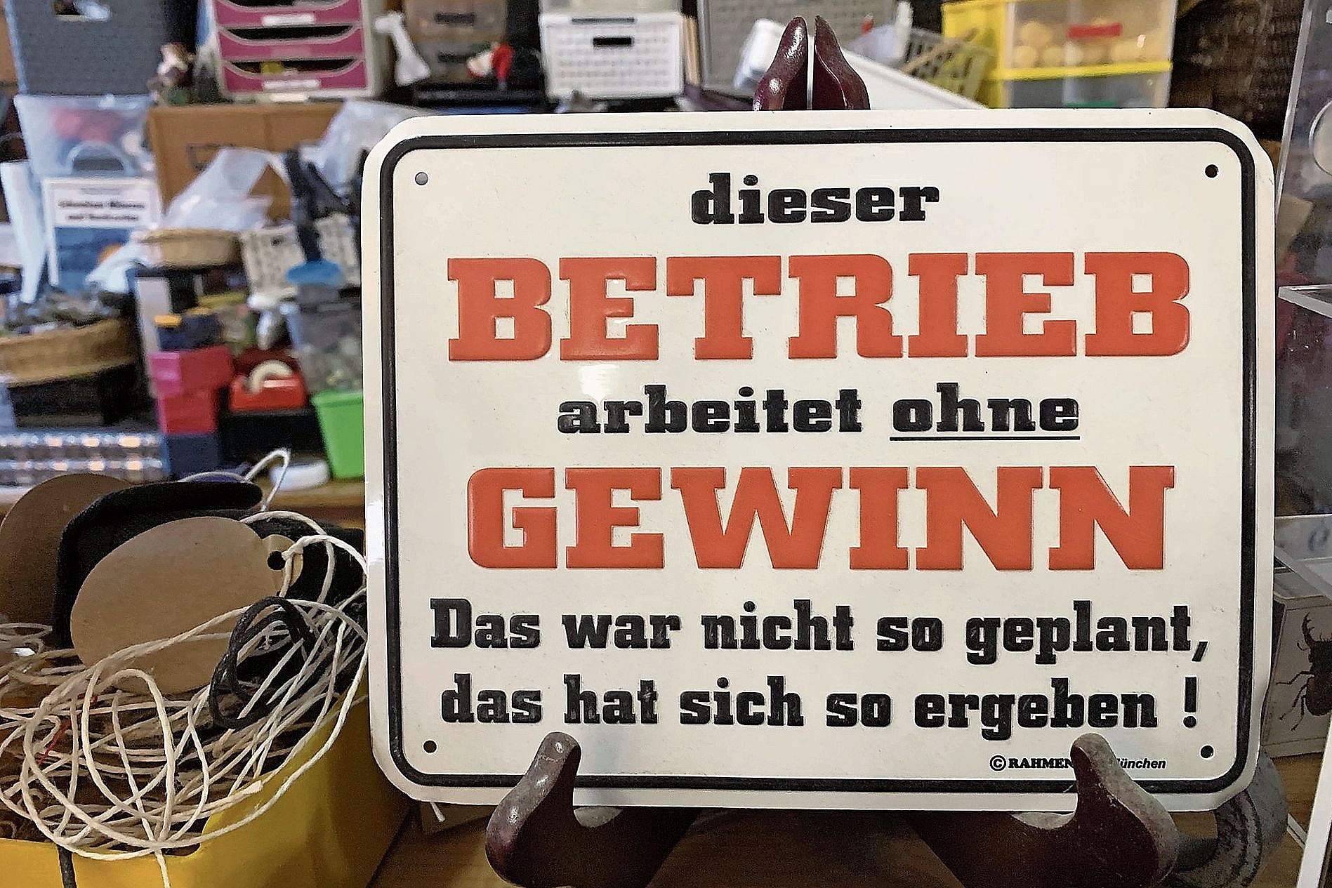 Die Brocki-Halle Laufental: eine Kreuzung aus Tante-Emma-Laden, Museum und Paralleluniversum. Foto: ROMANA VON TANA Die Brocki-Halle Laufental: eine Kreuzung aus Tante-Emma-Laden, Museum und Paralleluniversum. Foto: ROMANA VON TANA