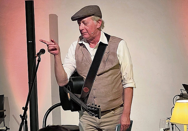 Bezaubert im Kulturzentrum Alts Schlachthuus: Florian Schneider glänzt auf vielerlei Weise. Foto: Simon Jermann