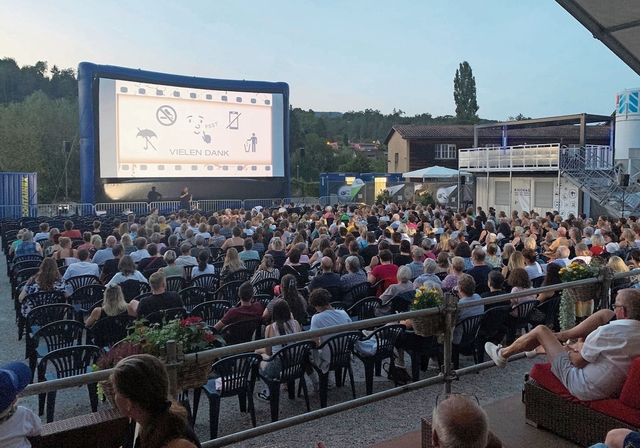 Wetterglück: Bei angenehmen Temperaturen begrüsste Markus Burger die zahlreich erschienen Gäste zum Auftakt des Open-Air-Kinos Laufen. Foto: Gaby Walther