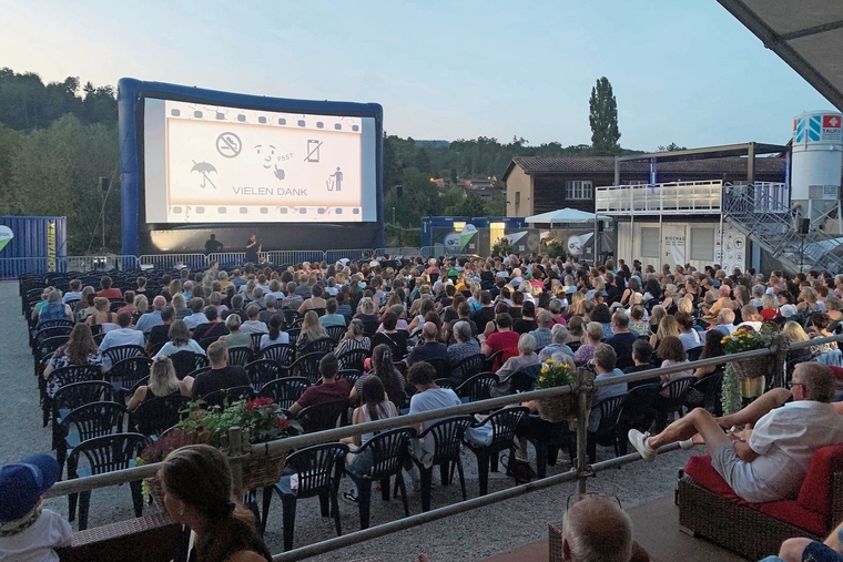Wetterglück: Bei angenehmen Temperaturen begrüsste Markus Burger die zahlreich erschienen Gäste zum Auftakt des Open-Air-Kinos Laufen. Foto: Gaby Walther