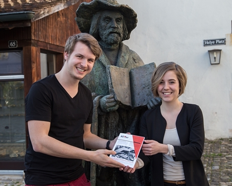 Der Präsident und die Redaktorin: Gabriel Pfeiffer und Eva Allemann präsentieren das Cover der neuen Zeitschrift. Foto: Martin Staub