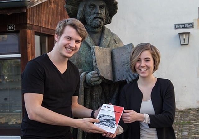 Der Präsident und die Redaktorin: Gabriel Pfeiffer und Eva Allemann präsentieren das Cover der neuen Zeitschrift. Foto: Martin Staub