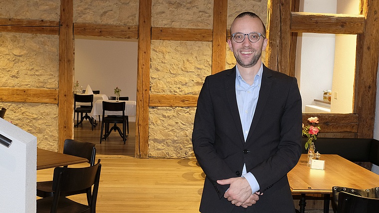 In der rustikalen Klosterschenke: Jonas Rapp ist an seinem neuen Arbeitsort angekommen. Foto: Thomas Brunnschweiler