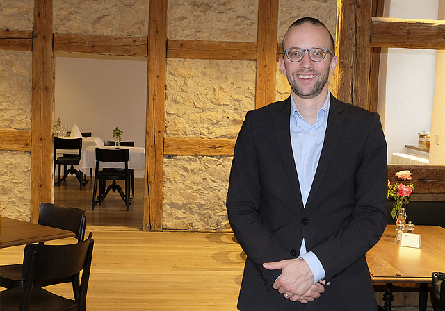 In der rustikalen Klosterschenke: Jonas Rapp ist an seinem neuen Arbeitsort angekommen.  Foto: Thomas Brunnschweiler
