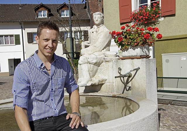 Zwei waschechte Schwarzbuben: Kantonsratspräsident Christian Imark, beim Nunninger Dorfbrunnen, freut sich auf die nächste Session.  Foto: Martin Staub
