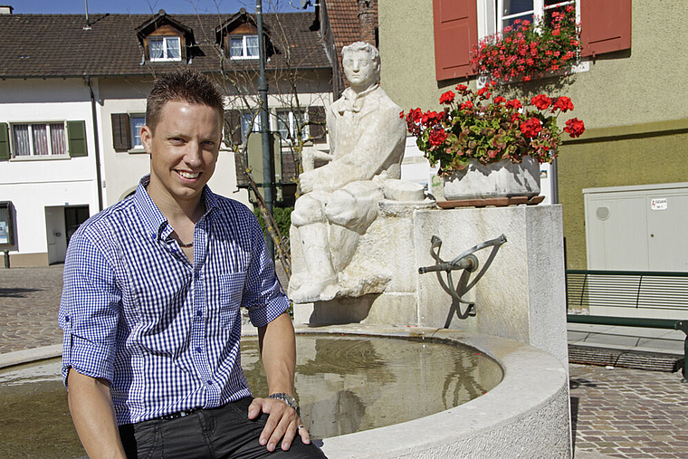 Zwei waschechte Schwarzbuben: Kantonsratspräsident Christian Imark, beim Nunninger Dorfbrunnen, freut sich auf die nächste Session. Foto: Martin Staub