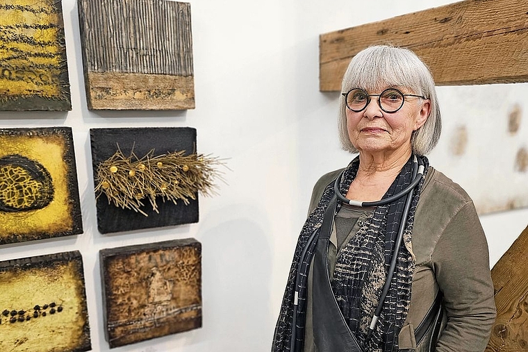 Ingrid Gygax: Die Werke der Bärschwiler Künstlerin sind in erdigen Farben gehalten und enthalten zahlreiche Materialien aus der Natur. Foto: Melanie Brêchet
