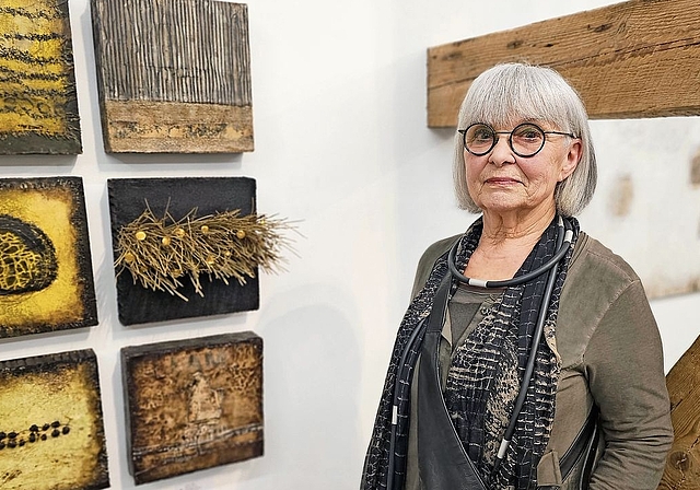 Ingrid Gygax: Die Werke der Bärschwiler Künstlerin sind in erdigen Farben gehalten und enthalten zahlreiche Materialien aus der Natur. Foto: Melanie Brêchet