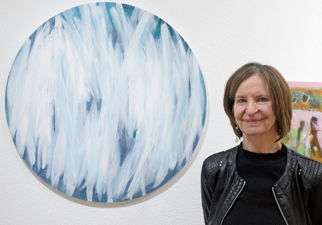 Reduktion in Kreisform: Eva Paulin neben dem Tondo «Beflügelt». Foto: Thomas Brunnschweiler