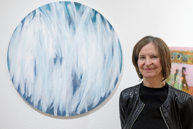 Reduktion in Kreisform: Eva Paulin neben dem Tondo «Beflügelt». Foto: Thomas Brunnschweiler