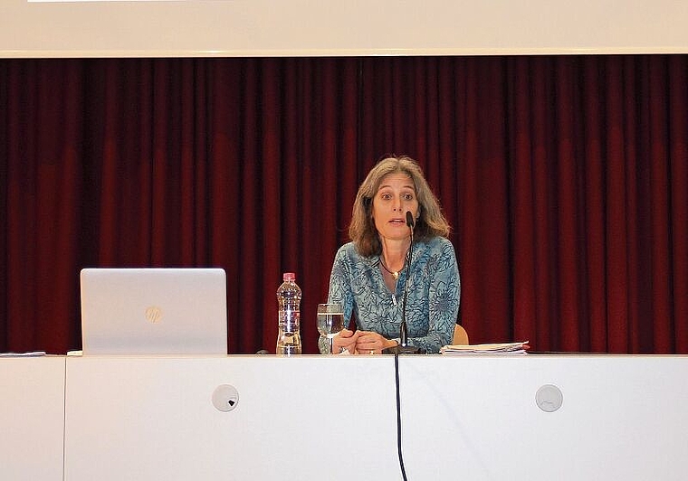 Infoveranstaltung zum Budget: Die zuständige Gemeinderätin Ursula Laager (Frischluft) erläuterte, weshalb eine Steuererhöhung notwendig ist. Foto: Tobias Gfeller