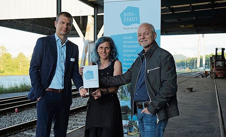 Präsidiumswechsel: Christoph Hiltmann (l.) übergibt an Alex Hein. Geschäftsführerin Gelgia Herzog ist die Konstante, «Herz und Hirn der Birsstadt», wie Hiltmann sagt. Foto: Isabelle Pryce