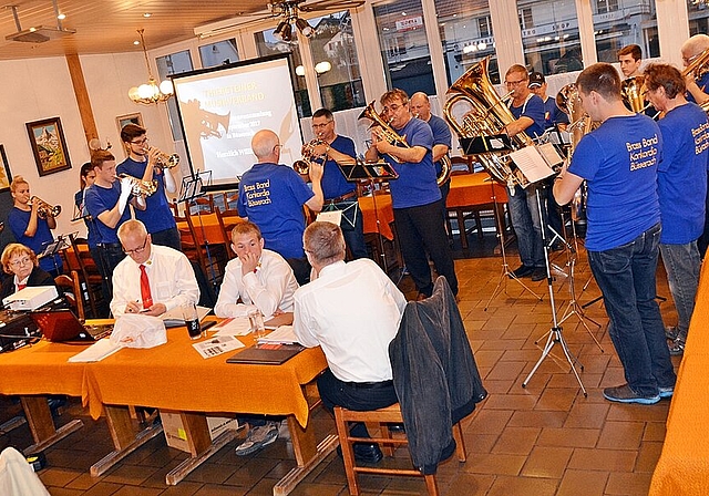 Rassiger Auftakt für rassige Delegiertenversammlung: Die Brass Band Konkordia Büsserach . Vorne am Tisch der Vorstand. Foto: Roland Bürki