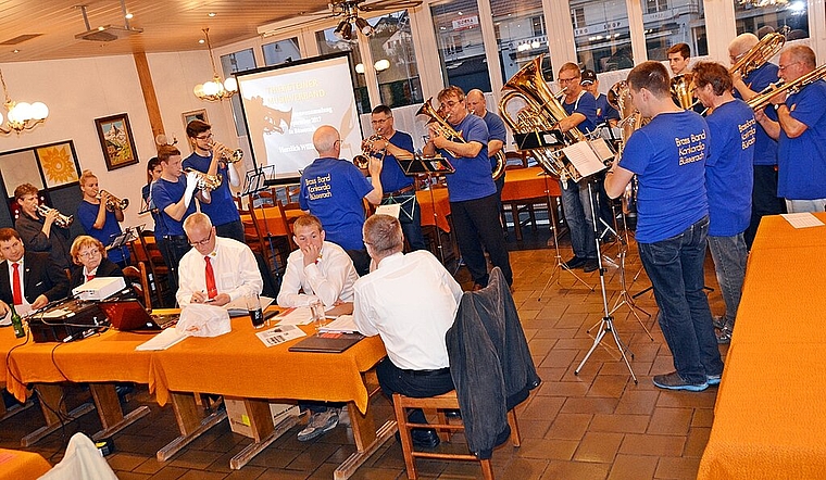 Rassiger Auftakt für rassige Delegiertenversammlung: Die Brass Band Konkordia Büsserach . Vorne am Tisch der Vorstand. Foto: Roland Bürki