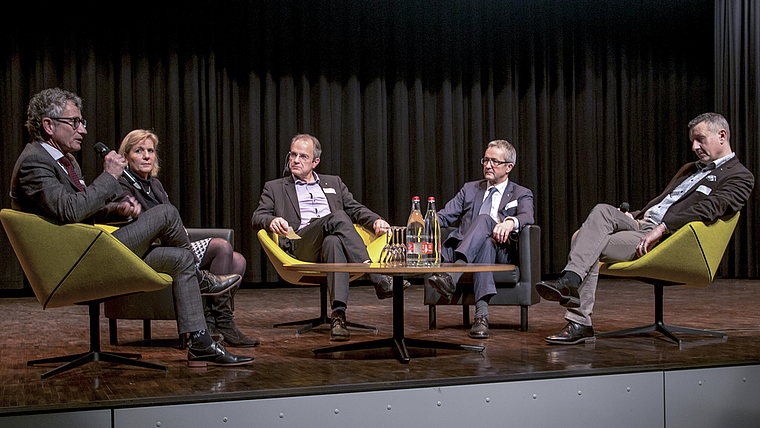 Kompetent besetztes Podium: (v. l.) Andreas Hänggi, CEO Apaco, Brigit Wyss, Regierungsrätin Kanton Solothurn, Moderator Isidor Huber, Thomas Weber, Regierungsrat Basel-Landschaft, und Patrik Doppler, Mitinhaber Doppler+Saner. Foto: Martin Staub