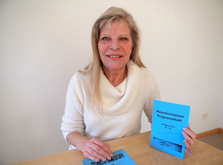 Präsentiert die 74. Ausgabe: Regine Knauer, Präsidentin der Arbeitsgruppe für Freizeit, mit dem neusten Programmheft.