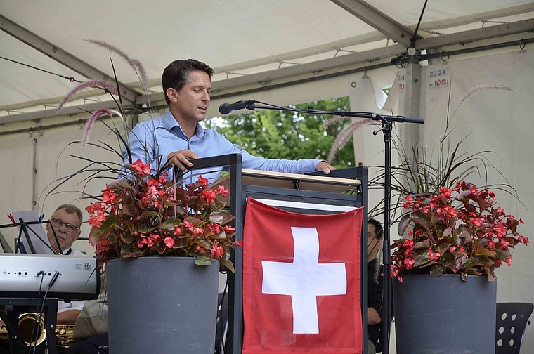Mauern einreissen statt neue bauen: Gemeinderat Pascal Leumann hielt trotz Feuerwerksverbot eine flammende Rede.