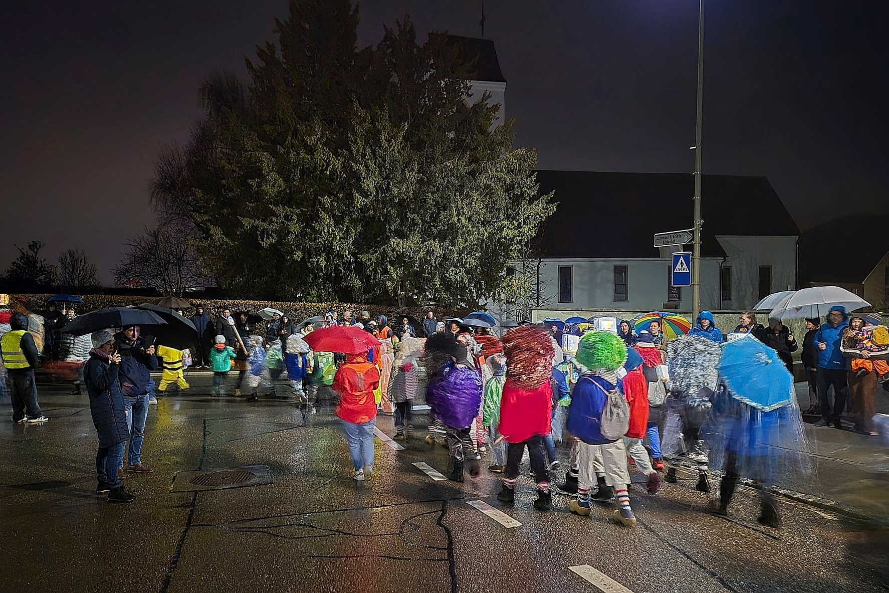 Dem Regen getrotzt: Die Kinder und deren Eltern am Strassenrand genossen die Stimmung trotz schlechtem Wetter.