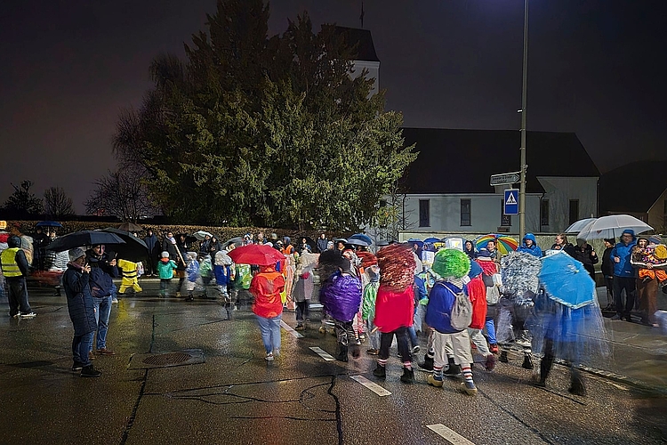 Dem Regen getrotzt: Die Kinder und deren Eltern am Strassenrand genossen die Stimmung trotz schlechtem Wetter.