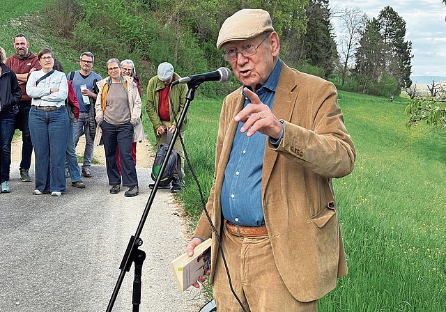 Prominenter Leser: Rund 100 Neugierige liessen sich von Franz Hohler etwas vorlesen. Foto: Caspar Reimer