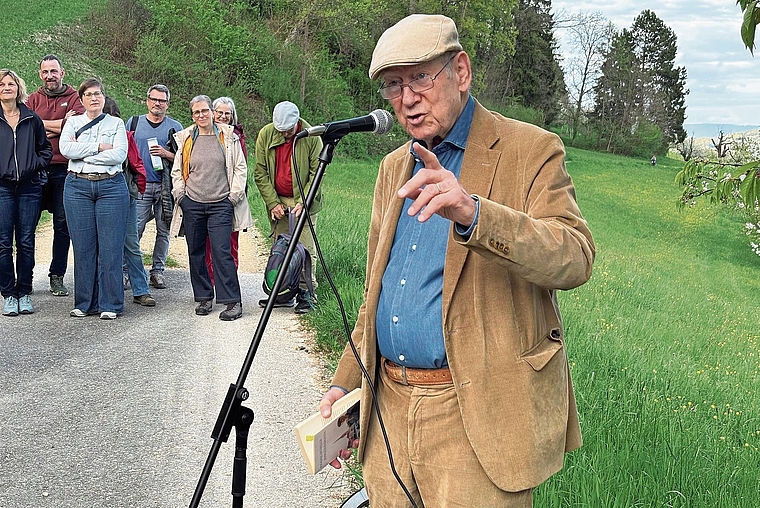 Prominenter Leser: Rund 100 Neugierige liessen sich von Franz Hohler etwas vorlesen. Foto: Caspar Reimer