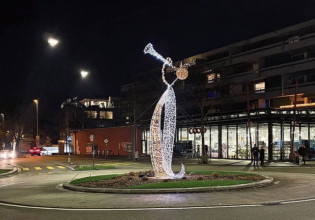 Prunkstück: der Engel in der Mitte des Kreisels im Dorfzentrum von Reinach. Foto: Caspar reimer