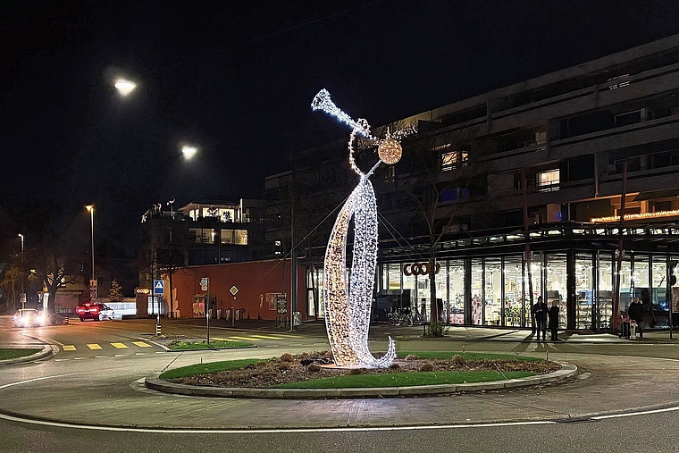 Prunkstück: der Engel in der Mitte des Kreisels im Dorfzentrum von Reinach. Foto: Caspar reimer