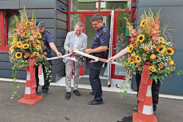 Durchschnitten: In Betrieb ist die neue Rettungswache bereits seit August. Am letzten Freitag wurde sie offiziell eröffnet. Links: Lukas Rist, CEO des Kantonsspitals Baselland; rechts: Markus Burger, der das Kommando der Stützpunktfeuerwehr Laufental am letzten Freitag an seinen Nachfolger abgegeben hat.Fotos: Melanie Brêchet