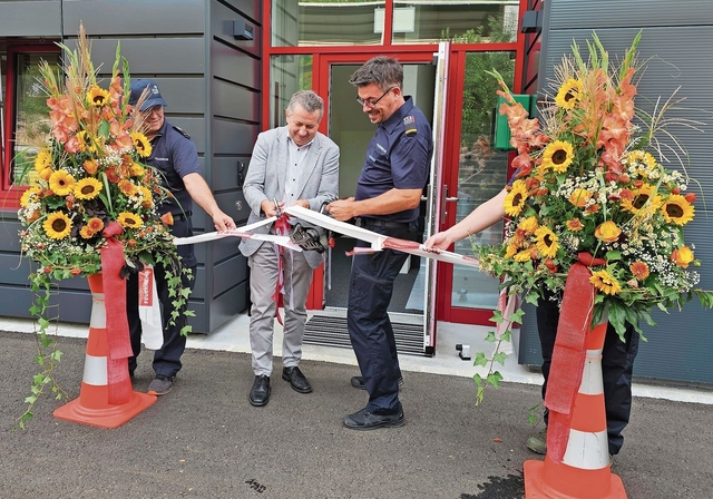 Durchschnitten: In Betrieb ist die neue Rettungswache bereits seit August. Am letzten Freitag wurde sie offiziell eröffnet. Links: Lukas Rist, CEO des Kantonsspitals Baselland; rechts: Markus Burger, der das Kommando der Stützpunktfeuerwehr Laufent
