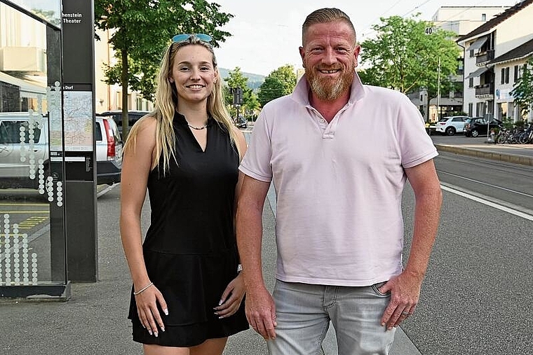 Stehen schon am Komitee-Standort bereit: Aktuarin Justine Haizmann und Obmaa Rico Fischer. Foto: Fabian Schwarzenbach