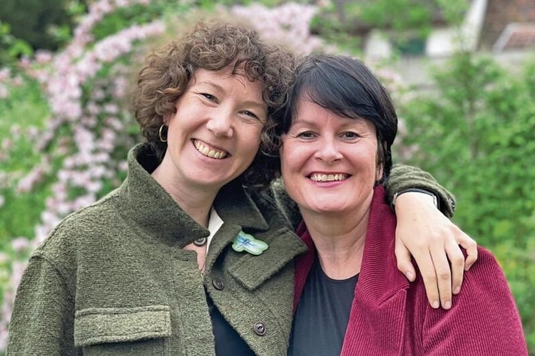 Co-Kuratorinnen: Julia Sommerfeld (links) und Barbara van der Meulen.