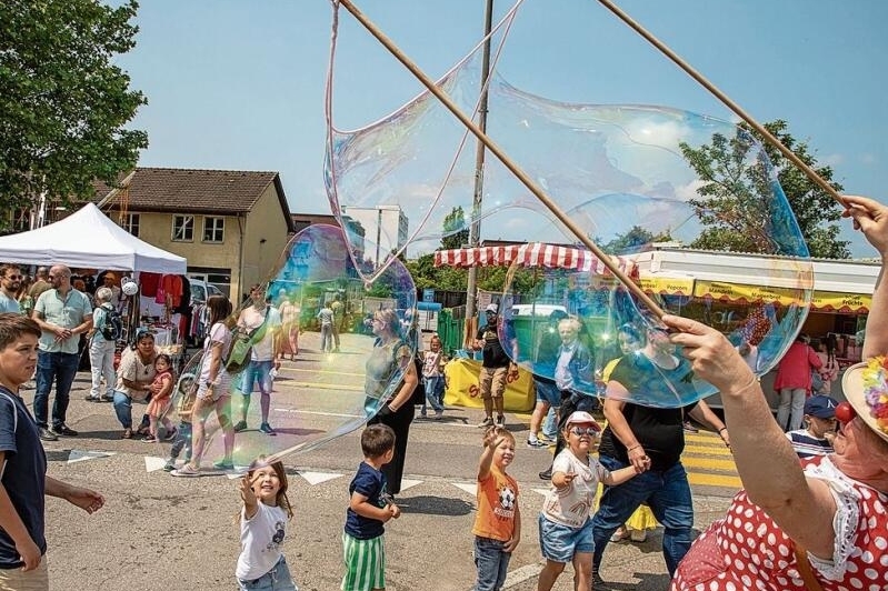 Riesenseifenblasen: Die Kinder warten gespannt aufs Platzen. Fotos: Martin Staub