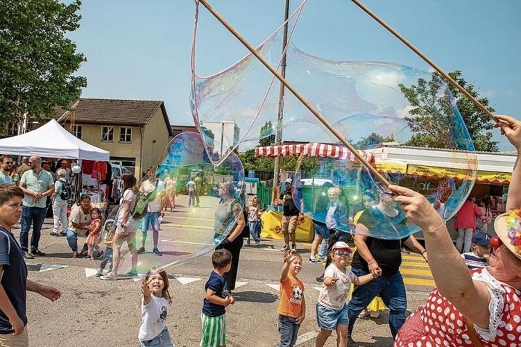 Riesenseifenblasen: Die Kinder warten gespannt aufs Platzen. Fotos: Martin Staub