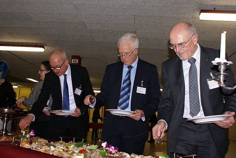 Am kalten Buffet: Regierungsrat Isaac Reber, Referent Kurt Hartmann, Gastgeber Urs Bieli (v.l.). Fotos: Jürg Jeanloz
