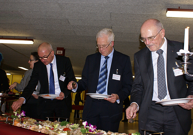 Am kalten Buffet: Regierungsrat Isaac Reber, Referent Kurt Hartmann, Gastgeber Urs Bieli (v.l.).   Fotos: Jürg Jeanloz