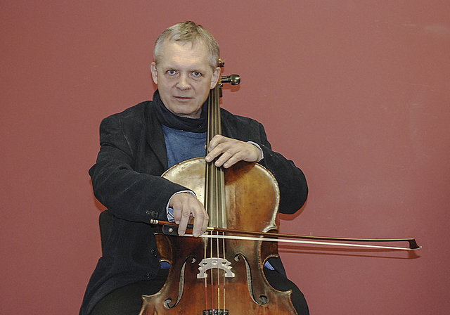 Am Violoncello so sicher wie am Steuer eines Reisecars: Lukas Greiner, Anerkennungspreisträger 2015.  Foto: Brunnschweiler