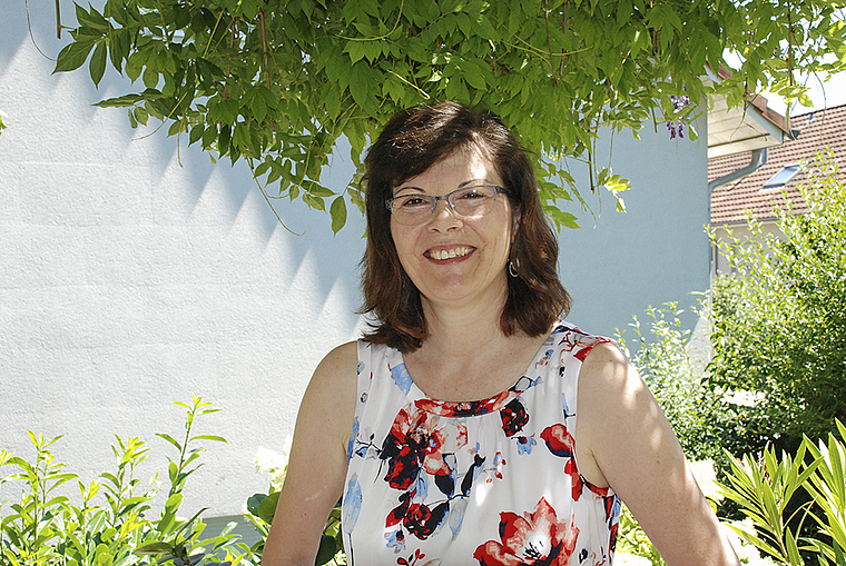 Kann in ihrem Garten entspannen: Doris Vögeli, neue Präsidentin des Gesamtschulrates Reinach und BDP-Mitglied.  Foto: Thomas Brunnschweiler